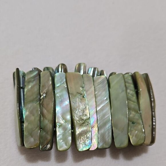 Green Abalone Shell Bracelet - Picture 2 of 7